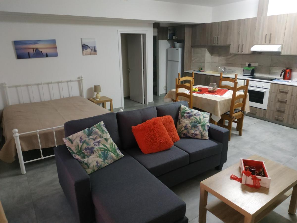 Adonis Apartment Paphos Extérieur photo